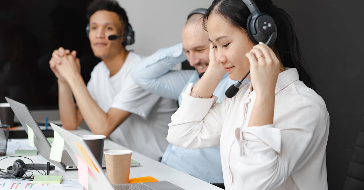 Internal note being added to a live chat conversation for team collaboration